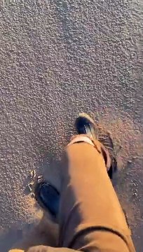 Il marche sur des sables mouvants après de fortes pluies... Impressionnant