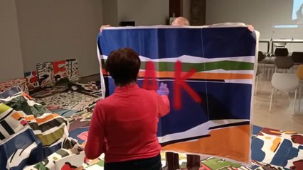 Artista destroza 300 plagios de su obra