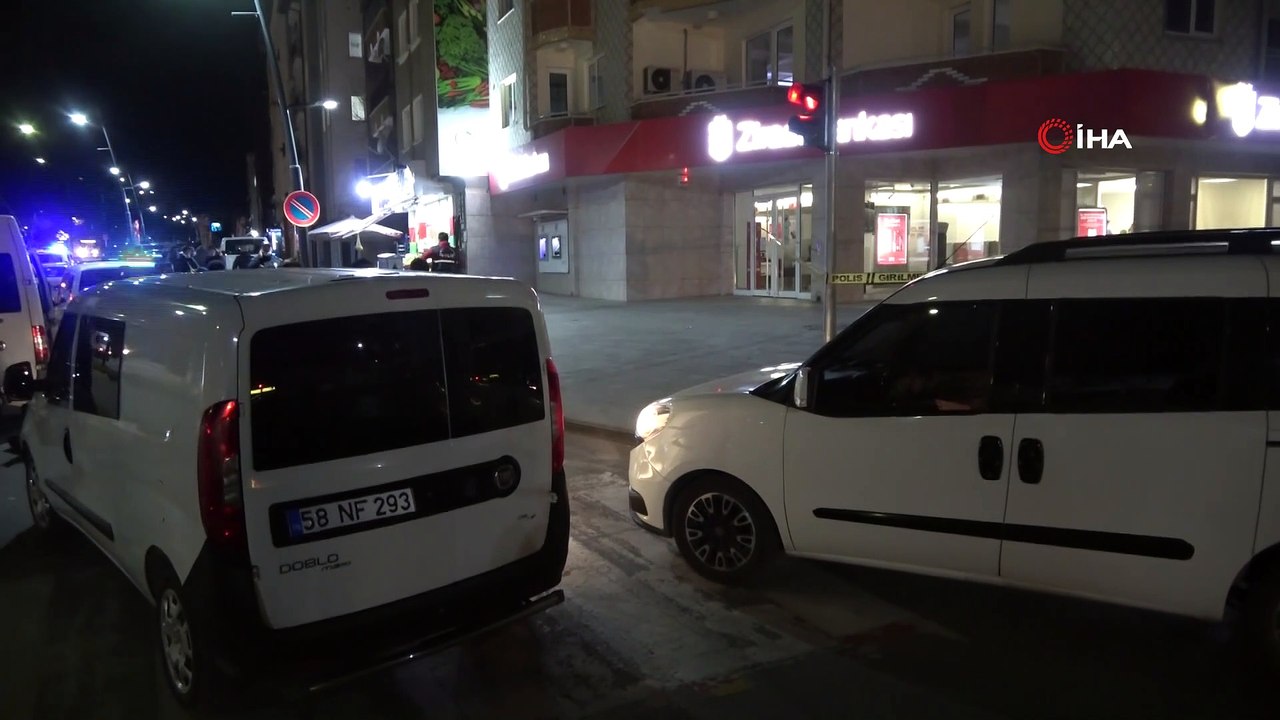 - Banka önüne bırakılan şüpheli çantalar paniğe neden oldu