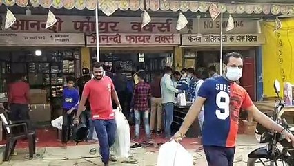 काकोरी पुलिस थाने के पास धड़ल्ले से बिक रहे पटाखे, सरकार के आदेश की उड़ रही धज्जियाँ