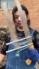 Une scie à main avec double lames