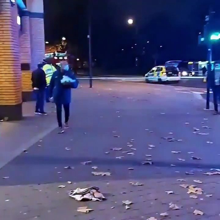 Londra'da bir otomobil Edmonton Polis Karakolu'na daldı!