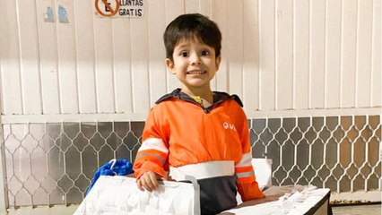 Niño mexicano se disfraza de recolector de basura para recibir a sus héroes