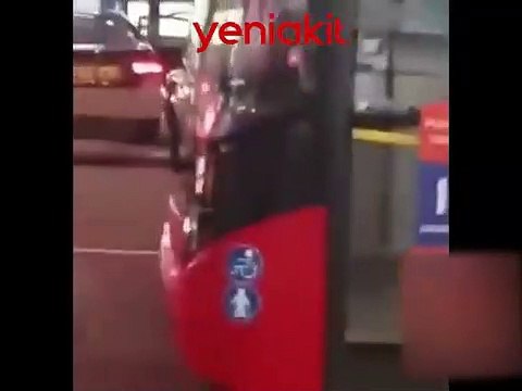 İngiltere’de bir kişi araçla polis karakoluna daldı