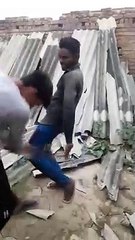 सुल्तानपुर: दबंग युवकों ने दलित को स्कूल में बंद कर पीटा, सोशल मीडिया पर वीडियो वायरल