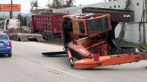 Bursa Ankara yolunda facianın eşiğinden dönüldü... Tonlarca ağırlığındaki iş makinesi karayoluna devrildi