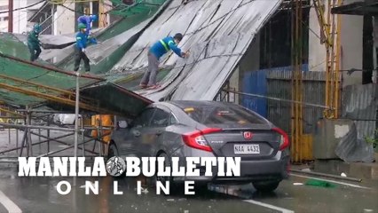 Workers collect debris of scaffolding that collapsed along Roxas Boulevard #UlyssesPH