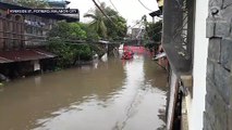 Typhoon Ulysses (Vamco): A rescue boat plies flooded Riverside Street in Malabon