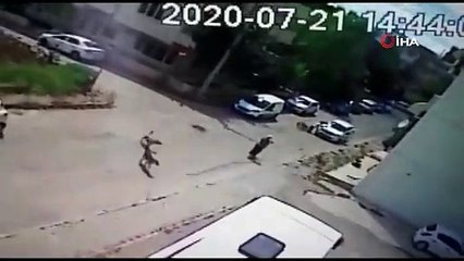 Bisiklet sürerken köpeklerin saldırısına uğrayan genç otomobille çarpıştı