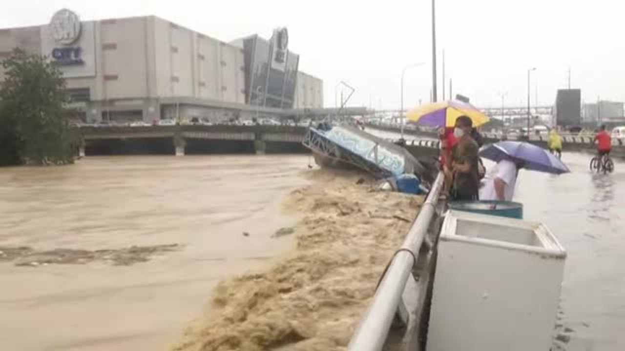 Un nuevo tifon deja las calles anegadas en Filipinas