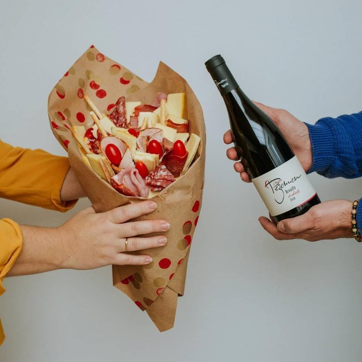 Cette cuisinière crée un bouquet de raclette et de charcuterie