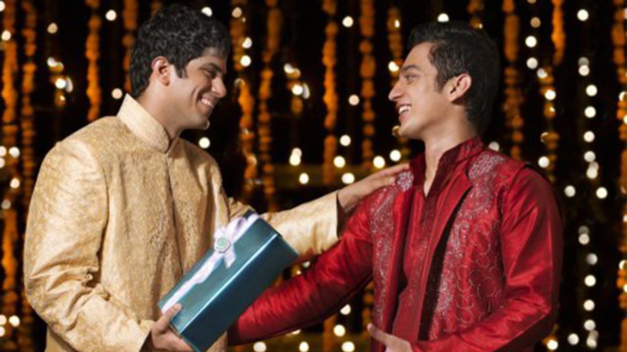 Diwali 2020: दिवाली पर भूलकर भी अपनों को न दें इस तरह के Gifts, माने जाते हैं अशुभ | Boldsky