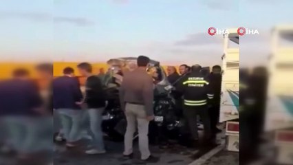 Otomobil traktöre çarptı: 1’i ağır 2 yaralı.. Kaza anı kamerada