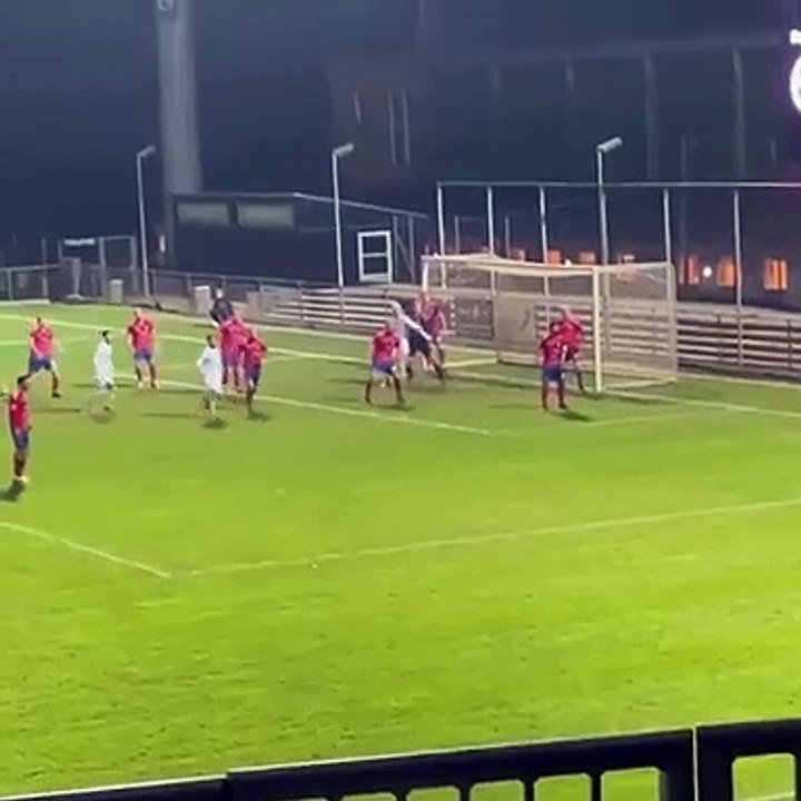 Retourné puis ciseau couché : le but de l'année pour ce Danois ?