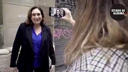 'Haz lo que digo pero no lo que hago': Colau sin mascarilla por las calles de Barcelona