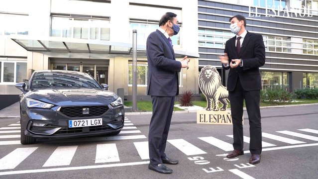 Seat entrega las llaves del coche, que sorteará EL ESPAÑOL entre sus suscriptores, a Pedro J. Ramírez