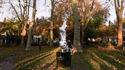 منحوتة عارية لأديبة بريطانية تثير جدلا واسعا