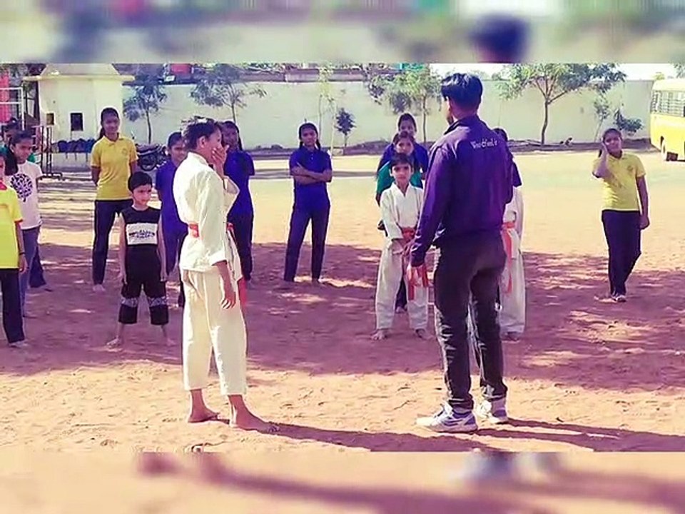 कॉलर पकड़ छुड़ाने का आसान तरीका।