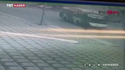 Freni boşalan belediye otobüsü apartmana çarptı