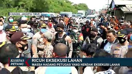 Merasa Tidak Sah, Massa Halau Petugas untuk Eksekusi Lahan di Cakung