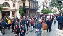 Más de 1.500 hosteleros salen a las calles de Sevilla para reclamar a Sánchez ayudas al sector