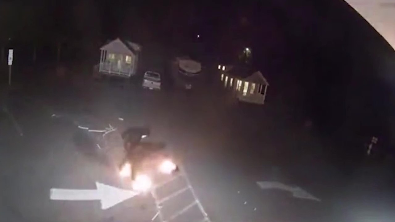 Un cambrioleur met le feu pour effacer les preuves mais brûle son butin et ses pieds