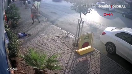 Engelli kadını sokak ortasında darp etti