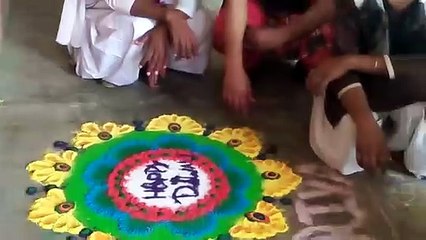 रंगोली प्रतियोगिता में बेटियों ने दिखाया अपना हुनर