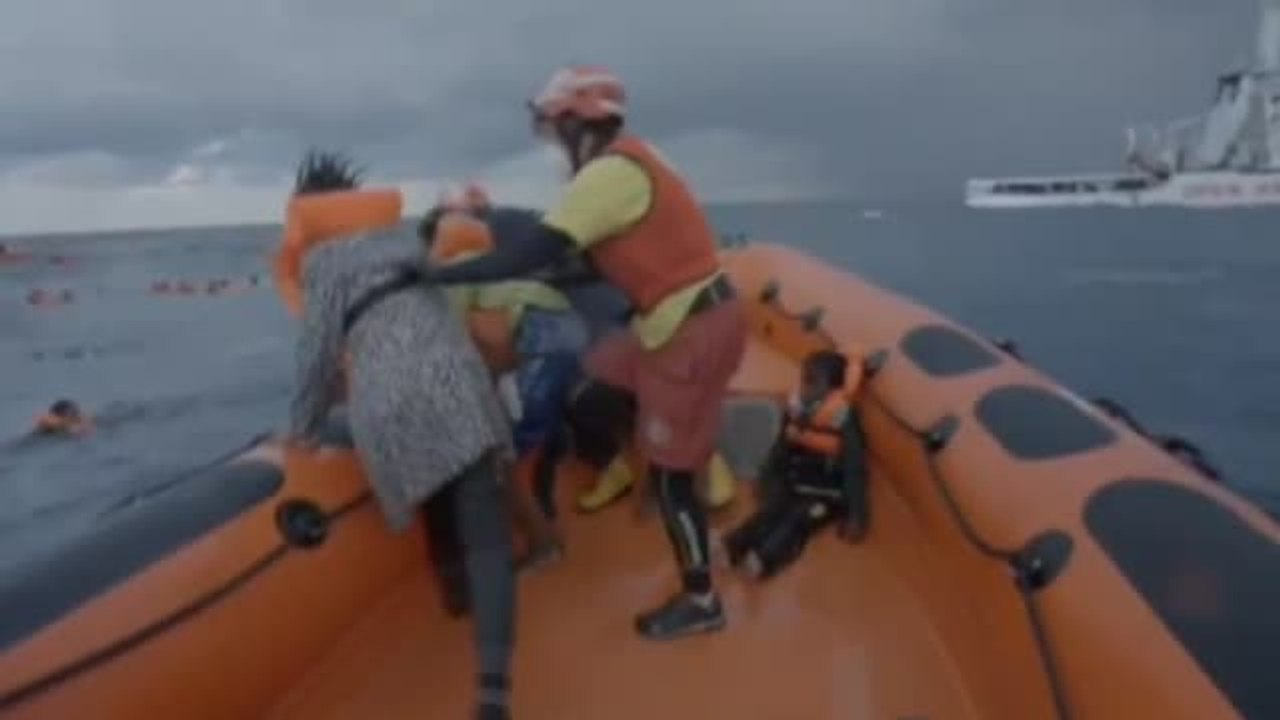 Sobrecogedoras imágenes del rescate de 100 migrantes en el mar Mediterráneo