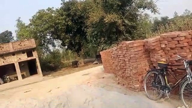 पंचायत भवन का निर्माण प्रधान के द्वारा ख़राब गुणवत्ता के मटेरियल से किया जा रहा