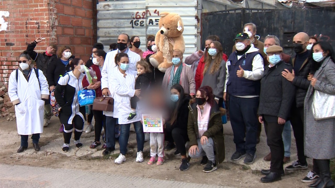 Vecinos de la Cañada Real reciben alimentos de Fundación Madrina