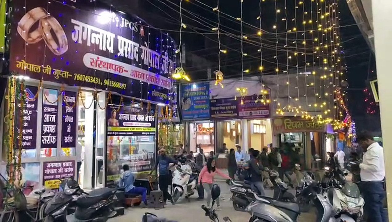 धनतेरस के अवसर पर सर्राफा बाजार में उमड़ी ग्राह...