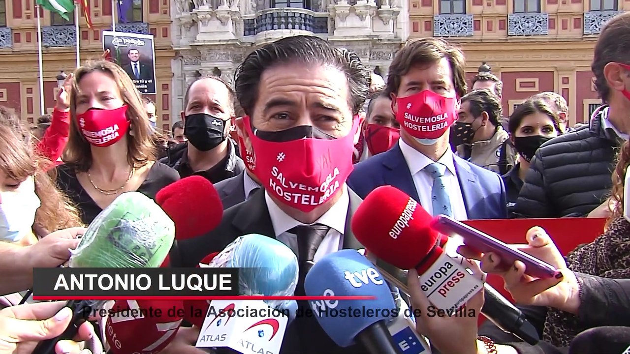 Hosteleros llenan las calles al grito de 'Sin ayudas, nos arruinan'