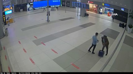 Vücuduna sardığı 100 telefonla İstanbul Havalimanı'nda yakalandı