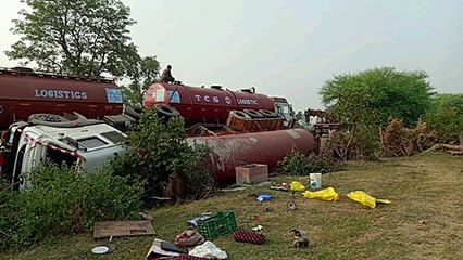 चौमेला रोड नाथुखेड़ी टर्न पर अनियंत्रित होकर कास्टिक से भरा कैप्सूल ट्राला पलटा