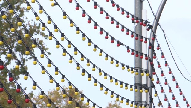 Una gran bandera de España de bombillas led ilumina la navidad madrileña