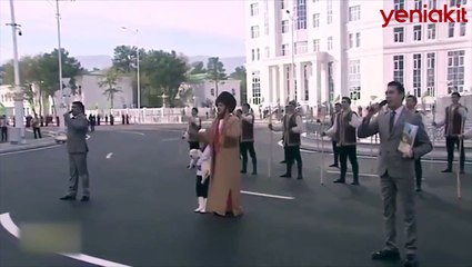Türkmenistan Cumhurbaşkanı, köpeğinin altın varaklı heykelini dikti!