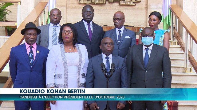 Le Président Alassane Ouattara échange avec Kouadio Konan Bertin, candidat à la présidentielle