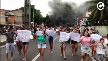 Télécharger la video: Moradores protestam na Avenida Capuaba, em Vila Velha