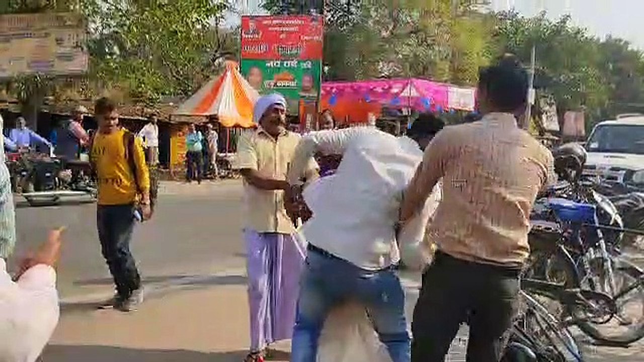 बुजुर्ग सूर्यभान के पुत्रों ने रजिस्ट्री कार्यालय के अंदर जाने से रोकने हेतु जोरदार हंगामा काटा