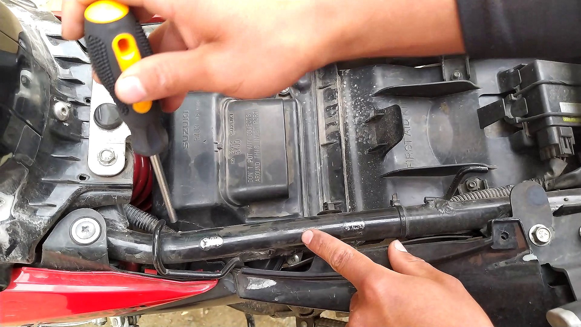 How to change the air filter gixxer 150 - Vídeo Dailymotion
