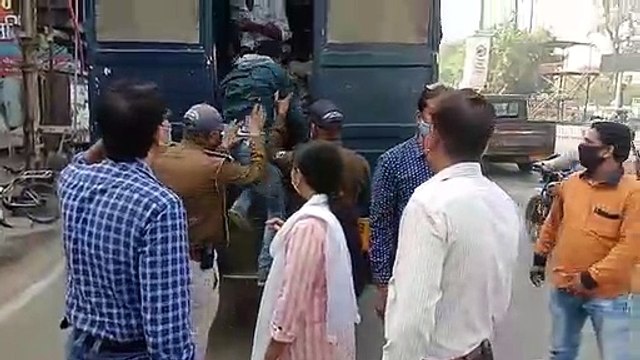 कभी मिन्नतों से भी ना माने तो कभी गोद में उठा लाए, देखिए मास्क ना लगाने वालों पर उज्जैन पुलिस की कार्यवाही