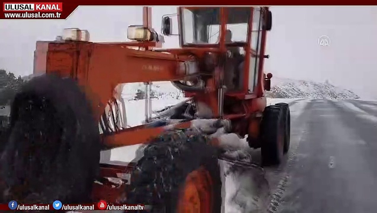 Erzincan-Sivas kara yolunda kar ve sis ulaşımı aksatıyor