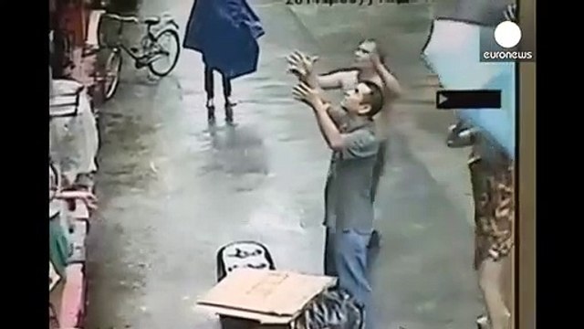 Ils réussissent à rattraper un enfant qui tombe du 2eme étage