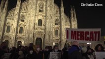 Milano, protesta in Duomo contro il Dpcm al grido di “Vergogna”