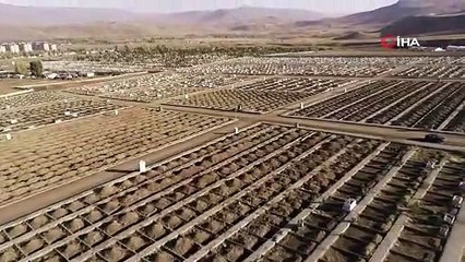 Erzurum'da mezarlıkta kış hazırlığı
