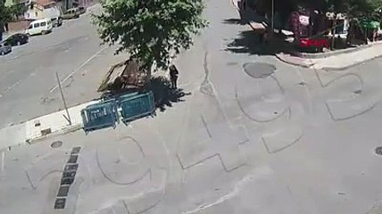 İnanılmaz kaza kamerada! Ölümden saniyelerle kurtuldu