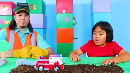 Ryan learns about Construction Vehicle Road Grader from Builder John!!!
