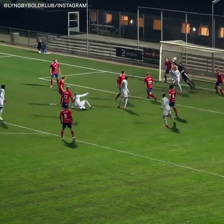 Foot : Le mec fait une reprise sur la barre et enchaîne encore !