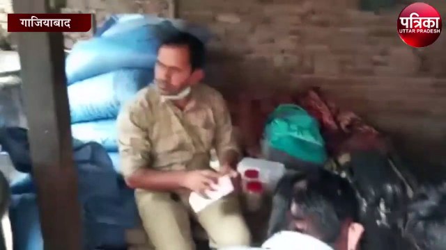 खाद्य विभाग की टीम ने मारा छापा, 4 लोग हिरासत में